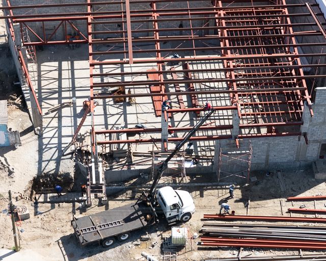 Estructura de acero en montaje para una nave industrial