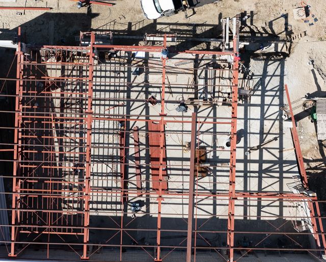 Estructura metálica con acero de refuerzo durante trabajos de adecuación