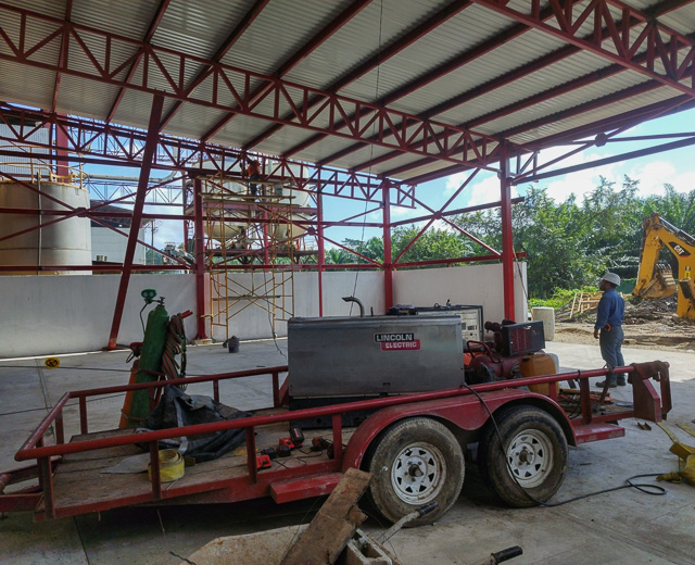 Equipo de soldadura en una nave industrial durante trabajos de mantenimiento y adecuación