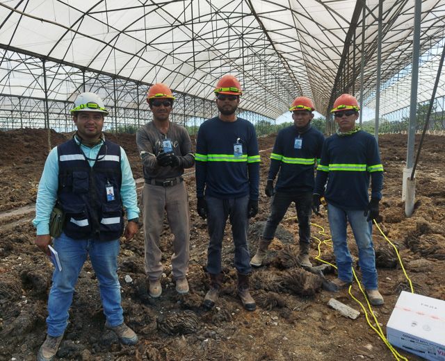 Cuadrilla de Leal Construcciones en campo con casco y chaleco