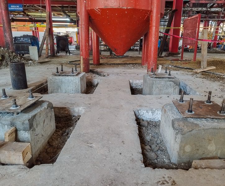 Dados de concreto y cimentaciones en una planta industrial