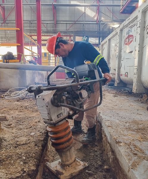 Operador compactando terreno con bailarina en trabajos de reparación